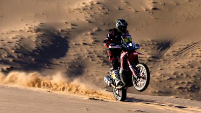 Brabec in Sainz zadržala vodstvo na reliju Dakar #video