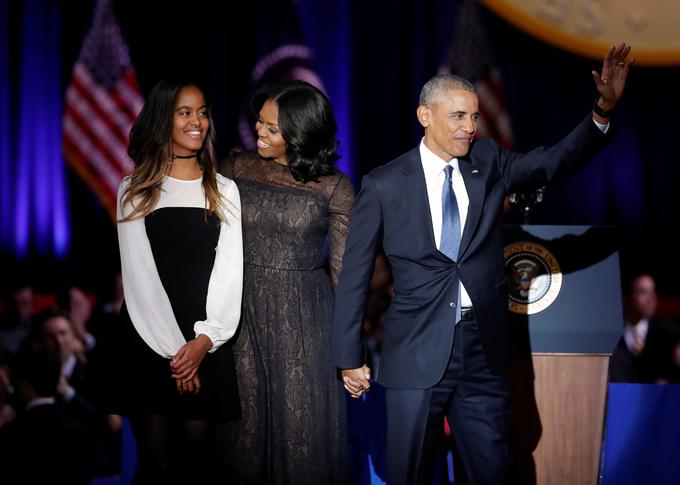 Osemnajstletna Malia je spremljale svoje starše v Chicagu, njena tri leta mlajša sestra pa je ostala v Washingtonu. | Foto: Reuters