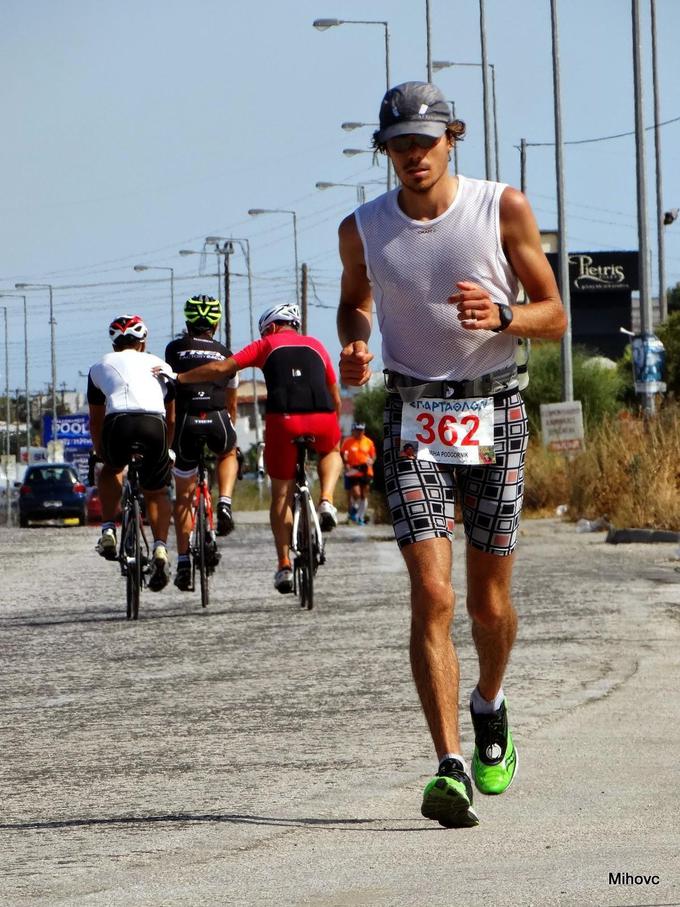 Rajkov sin Miha je Špartatlon, 246,8 kilometra dolgo tekaško popotovanje od Aten do Šparte, pretekel leta 2015. Nacionalna televizija ga je strnila v dokumentarni film z naslovom Krog. | Foto: 