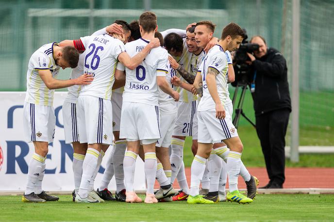 NK Triglav NK Maribor | Mariborčani ostajajo trdno na vrhu. | Foto Vid Ponikvar