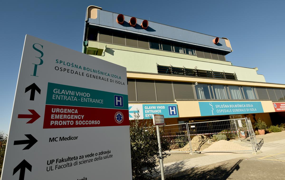 bolnišnica Izola | Ker gre pri dejavnosti MC Medicorja v veliki večini za drage posege, je samoplačniških storitev izjemno malo. Njegov glavni vir prihodkov je tako zdravstvena blagajna. Lani je od ZZZS za koncesijske storitve prejel 15,8 milijona evrov, kar je najvišji znesek doslej, piše portal. | Foto STA