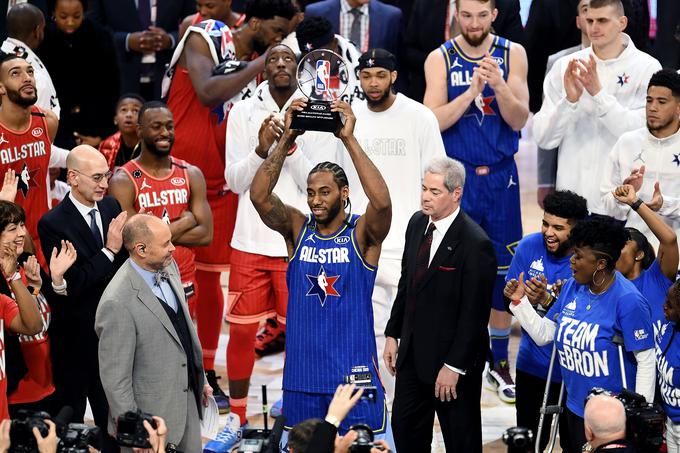 Kawhi Leonard je prejel nagrado MVP, ki ima po novem ime po tragično umrlem Kobeju Bryantu. | Foto: Getty Images