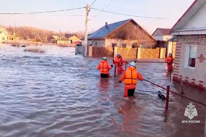 evakuacija v Orsku | Zaradi močnega deževja pa je v mestu Orsk, ki leži okoli 1.800 kilometrov vzhodno od Moskve, v petek počil jez. | Foto Reuters