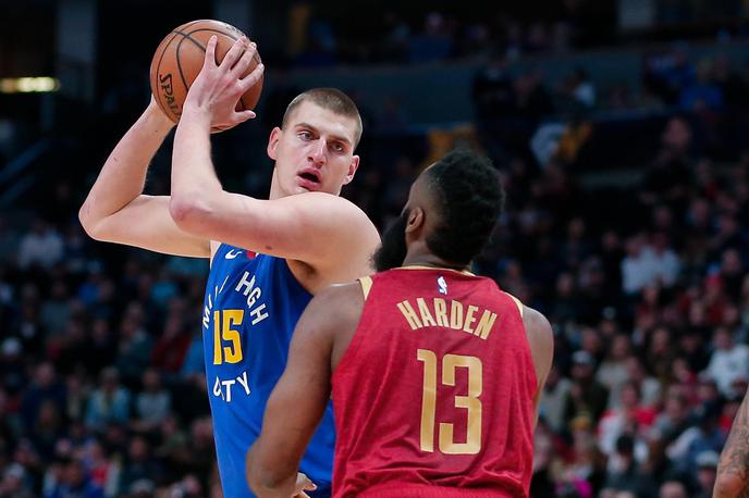 Nikola Jokić James Harden | Nikola Jokić je z Denverjem ugnal Houston Jamesa Hardna. | Foto Reuters