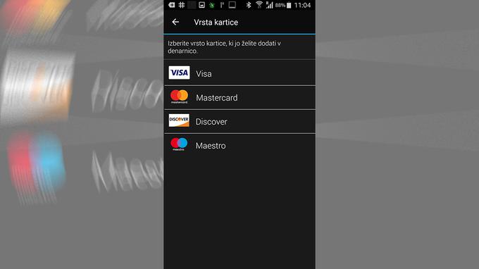Elektronska denarnica Garmin Pay teoretično podpira večino mednarodnih plačilnih kartic, a je praktična uvedba odvisna od dogovorov z izdajatelji kartic in njihovo zmožnostjo tokenizacije transakcij. Za zdaj edina slovenska kartica, ki omogoča plačevanje prek pametne ure, je debetna kartica Mastercard izdajatelja mBills/Petrol.  | Foto: Srdjan Cvjetović
