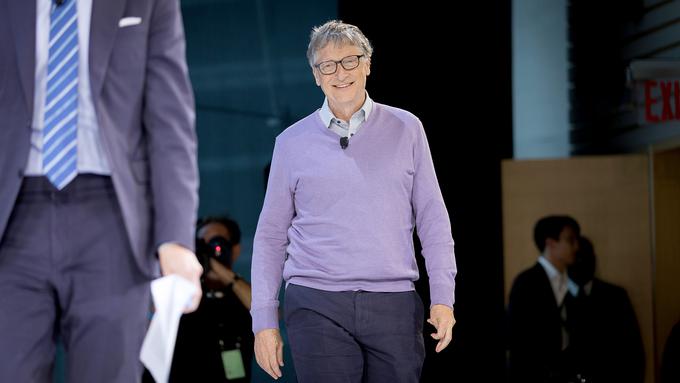 Bill Gates je v zadnjih mesecih tarča številnih neutemeljenih obtožb, da je prav on eden glavnih krivcev za pandemijo oziroma naj bi celo vedel, da se bo zgodila, ker je na takšen scenarij opozarjal zadnjih deset let. Kritiki ga med drugim obtožujejo tudi vojnega dobičkarstva na račun razvoja cepiv za koronavirus, saj prek svoje dobrodelne organizacije financira njihov razvoj.  | Foto: Getty Images