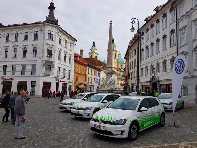 Za e-golfa ljubljanski župan pravi, da ga je preizkusil in da je dober avtomobil. Volkswagnu oziroma uvozniku, podjetju Porsche Slovenija, je predlagal, da se priključi projektu in da po vseh aferah z dizli naredijo korak v prihodnost, ki je pravo nasprotje tistega, kar je sprožilo afero Diselgate. Pri tem znamko izpostavlja kot pomembnega partnerja, ki že vrsto let sodeluje tudi pri Ljubljanskem maratonu. Flota dvajsetih električnih golfov je tako logično nadaljevanje zgodbe. | Foto: Jure Gregorčič