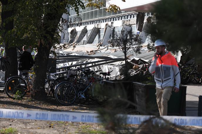 Novi Sad nesreča | V zrušenju nadstreška železniške postaje v Novem Sadu 1. novembra je na kraju nesreče življenje izgubilo 14 ljudi, še trije so bili hudo poškodovani. Eden od njih je umrl v nedeljo, za življenje še dveh ponesrečencev pa se zdravniki še vedno borijo. | Foto STA/Tanjug