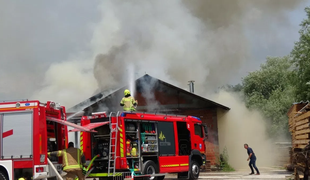 Velik požar pri Domžalah: zagorelo na žagi #video #foto