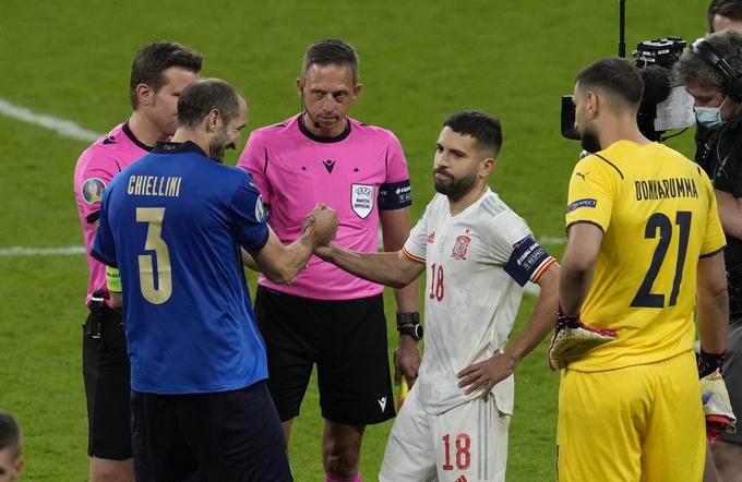 Italijanski in španski kapetan sta bila po žrebu, metu kovanca pri sodnikih, povsem drugačne volje. | Foto: Reuters