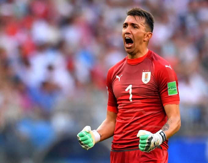 Od vratarjev, ki so na tem prvenstvu branili vseh 270 minut, ima stoodstotni izkupiček le Urugvajec Fernando Muslera. Ubranil je vseh sedem strelov, ki so šli v okvir njegovih vrat. Nepremagan je ostal tudi Hrvat Danijel Subašić (5), a je branil le na uvodnih dveh tekmah. | Foto: Reuters