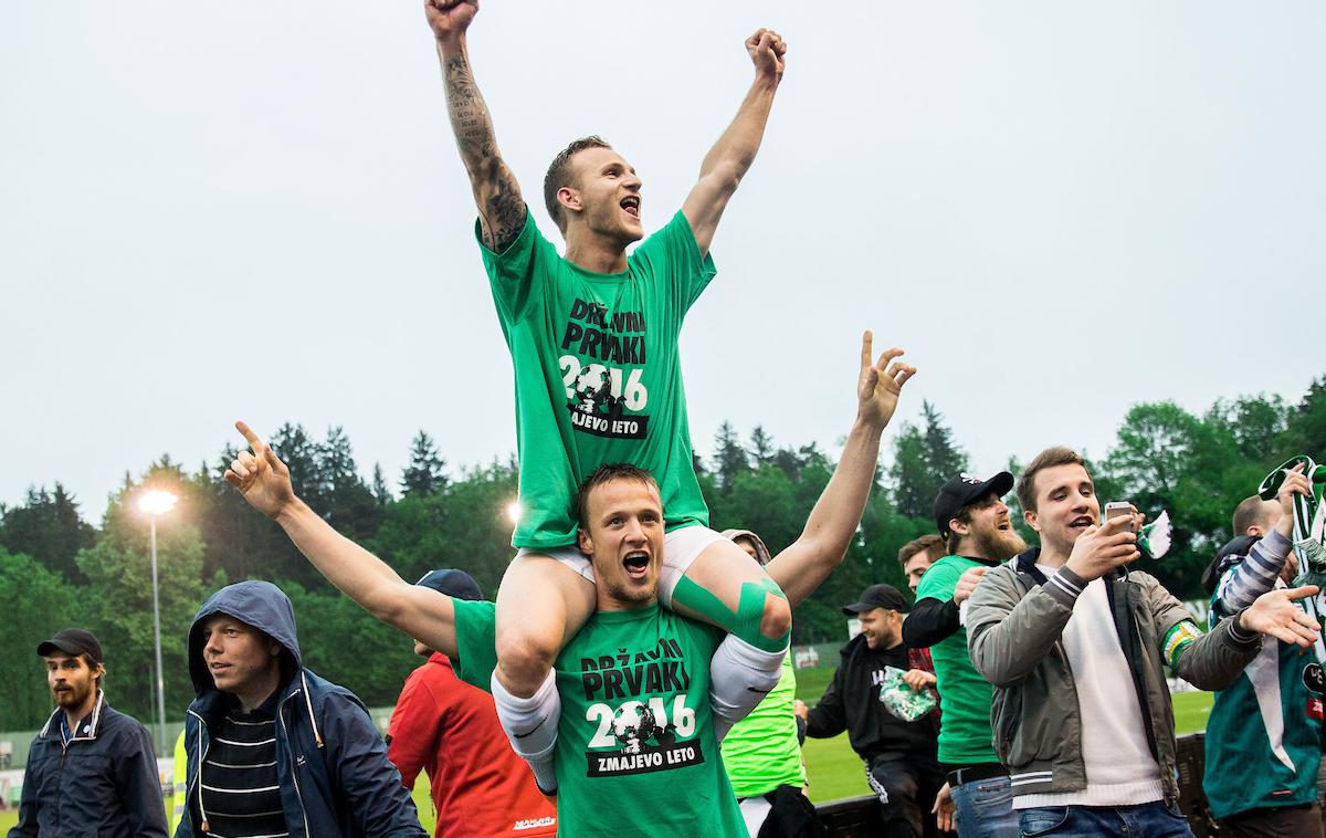 Aljaž Krefl | Aljaž Krefl se je tako na ramenih Antonia Mlinarja Delamee veselil državnemu naslovu Olimpije leta 2016. S Celjanom si bo znova delil slačilnico. | Foto Vid Ponikvar