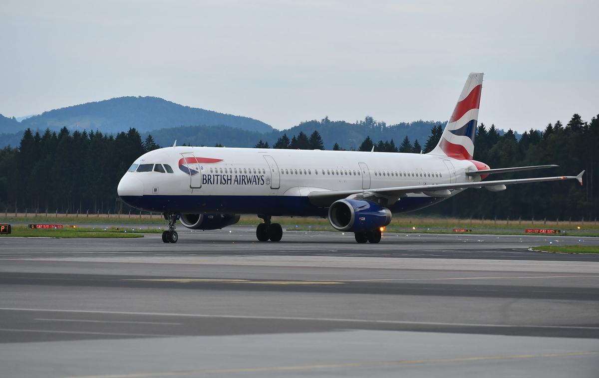 Valentino Bartol British Airways | Airbus A321 letalske družbe British Airways včeraj na brniškem letališču. To je sicer ozkotrupno potniško letalo z dvema pogonskima motorjema. Airbus je prvo tako letalo spravil v zrak že leta 1993. | Foto Peter Irman/Ljubljana Airport