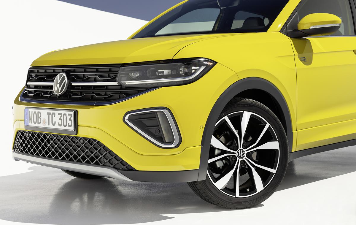 Volkswagen T-cross | Volkswagen je v Slovenijo pripeljal prenovljenega T-crossa, s katerim nameravajo letos napasti sam vrh avtomobilskega segmenta majhnih SUV-jev in križancev. | Foto Volkswagen