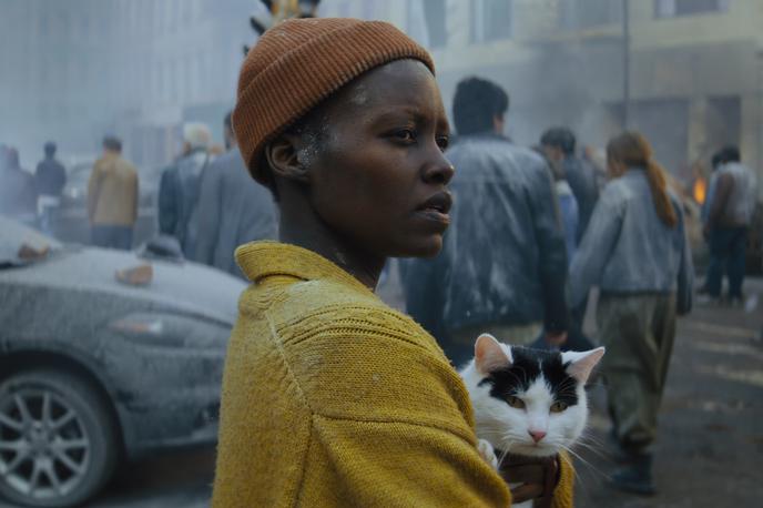 Tiho mesto Prvi dan | Glavna junakinja Sam, ki jo upodobi Lupita Nyong’o, se prebija skozi vesoljsko invazijo z mačkom Frodom v naročju. | Foto Karantanija Cinemas