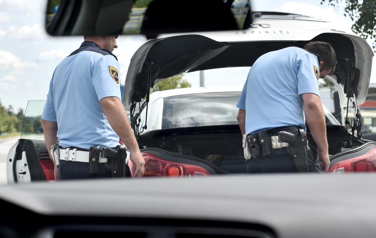 Policijska kontrola | Zoper voznika bodo policisti podali kazensko ovadbo, poleg tega pa vodijo še prekrškovni postopek. | Foto STA