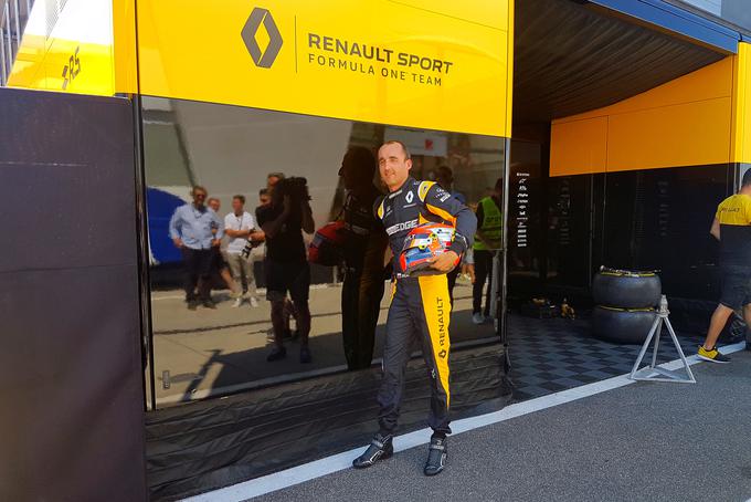 V kokpit formule 1 se je vrnil Robert Kubica. To je velik dan zanj in za motošport ter nedvomno tudi za medicino. Renaultovi inženirji so mu pripravili poseben volan s stikali menjalnika na levi strani, ki zaposli štiri prste ene roke. S kazalcem in sredincem je prestavljal navzdol, s prstancem in mezincem pa navzdol. | Foto: Jure Gregorčič