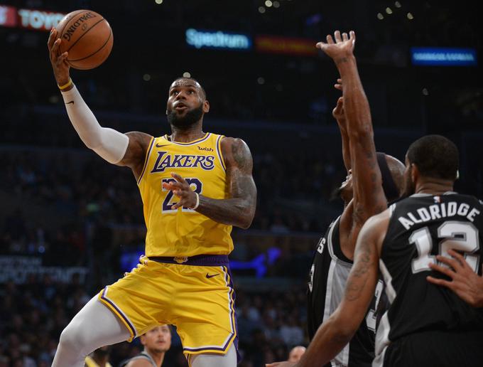 LeBron James je v napetem srečanju v Los Angelesu potegnil krajšo proti San Antoniu. | Foto: Reuters