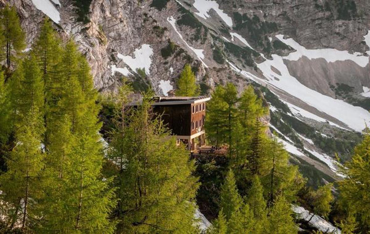 Kranjska koča na Ledinah | Ljubitelji gora so za naj planinsko pot leta 2021 izbrali zahtevno planinsko pot od Kranjske koče na Ledinah (na fotografiji) na Koroško Rinko. Pot bo že letošnje poletje za nagrado deležna celovite obnove. 