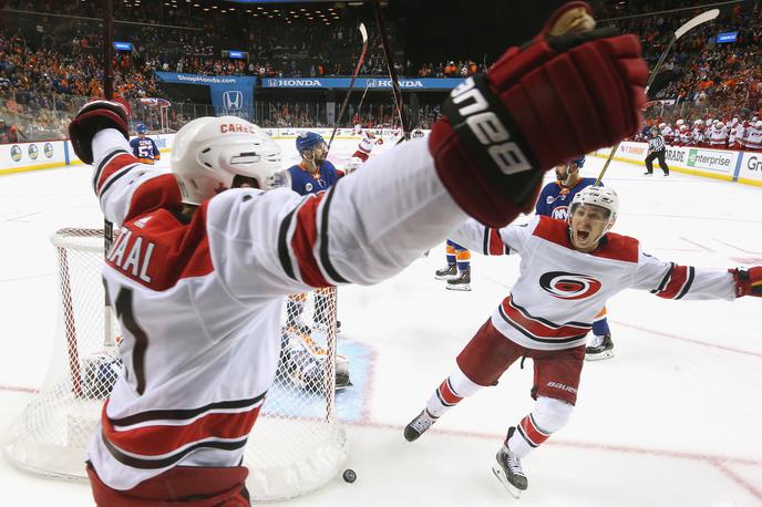 carolina Hurricanes | Jordan Staal je v podaljšku dosegel edini zadetek na tekmi v New Yorku in razveselil navijače Caroline. | Foto Getty Images