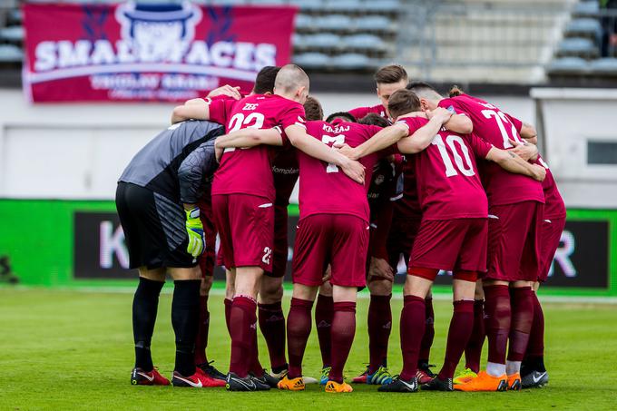 Kranjčani osem krogov pred koncem prvenstva gledajo v hrbet vsem tekmecem. | Foto: Žiga Zupan/Sportida