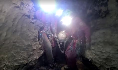 Italijansko speleologinjo še drugič rešili iz iste jame #video