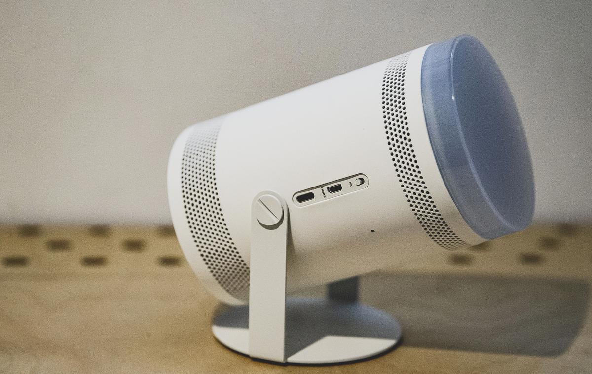 Samsung smart portable projector | Samsung Freestyle: projektor, pametni zvočnik in okrasna svetilka v minimalistični, a vendarle lični podobi | Foto Ana Kovač