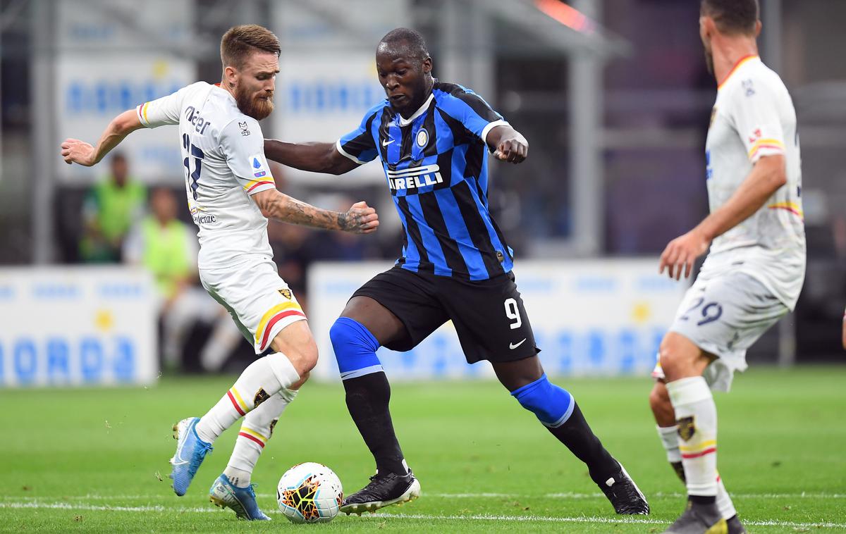 Romelu Lukaku, Žan Majer | Novopečeni zvezdnik Interja Romelu Lukaku v dvoboju z Žanom Majerjem. | Foto Reuters