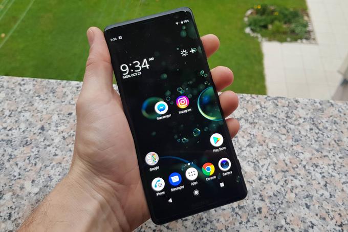 Lanski Sony Xperia XZ3 je bil pametni telefon, ki mu ni bilo mogoče očitati resnih pomanjkljivosti, a je hkrati ves čas tudi dajal vtis, da mu nekaj manjka oziroma da kljub visoki ceni ni čisto nič posebnega. | Foto: Matic Tomšič