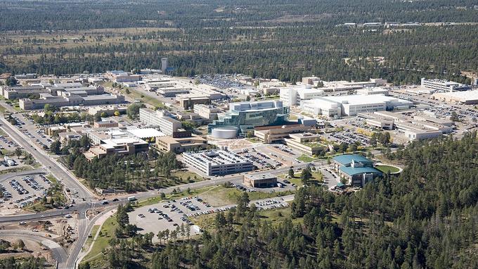 SolarWinds na veliki zvon ni obešal podatka, da s programsko opremo oskrbuje še dve visokoprofilni stranki, in sicer Los Alamos National Laboratory (na fotografiji), kjer ZDA razvijajo jedrsko orožje, in Boeing, ki je pomemben partner vlade ZDA pri opremljanju vojaškega letalstva. Hekerski vdor v ti dve podjetji bi lahko bil za ZDA katastrofalen. | Foto: Univerza v Novi Mehiki | Foto: 