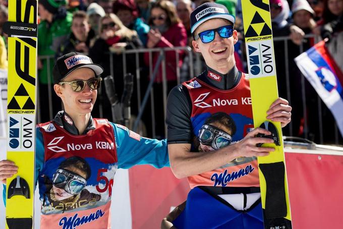 Tako sta Stefan Kraft in Michael Hayböck, oboževalca Bayerna in Barcelona, pozirala v Planici leta 2016. | Foto: Vid Ponikvar