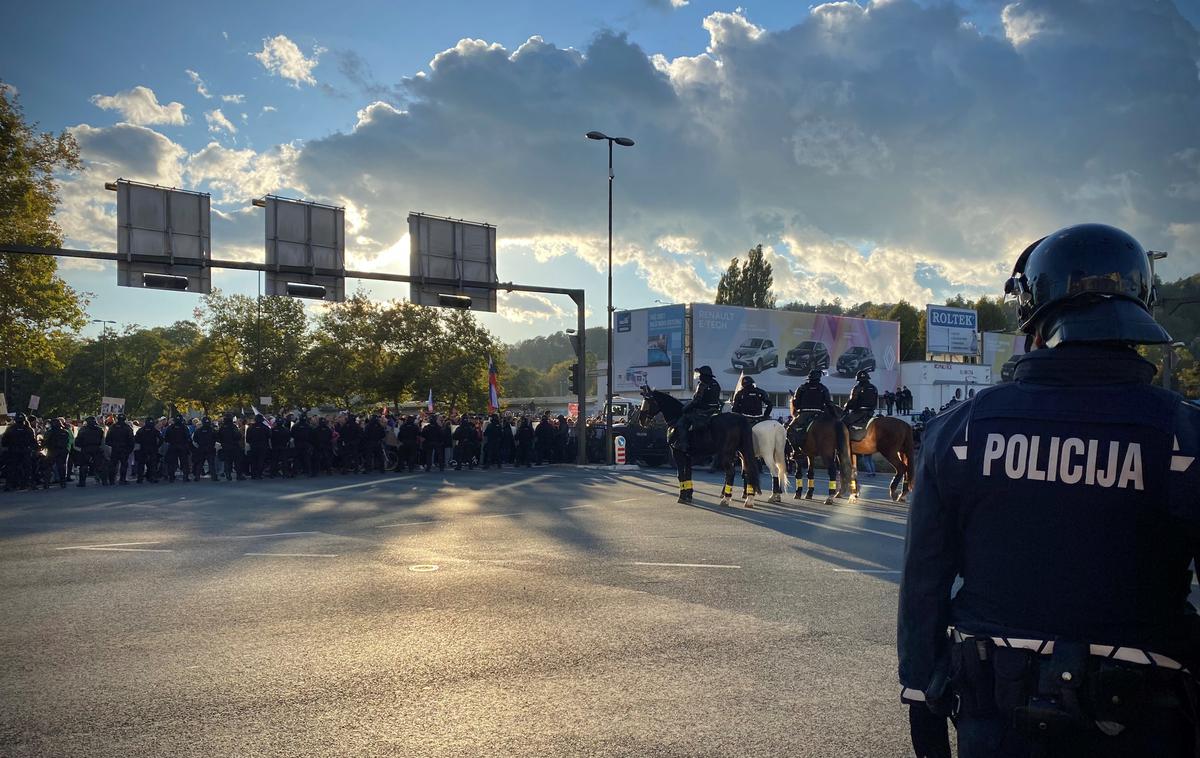 shod7 | Če bi morala policija javni shod razpustiti in ukazati izpraznitev prostora shoda, naj udeleženci to spoštujejo, so še pozvali pri policiji.  | Foto Ana Kovač