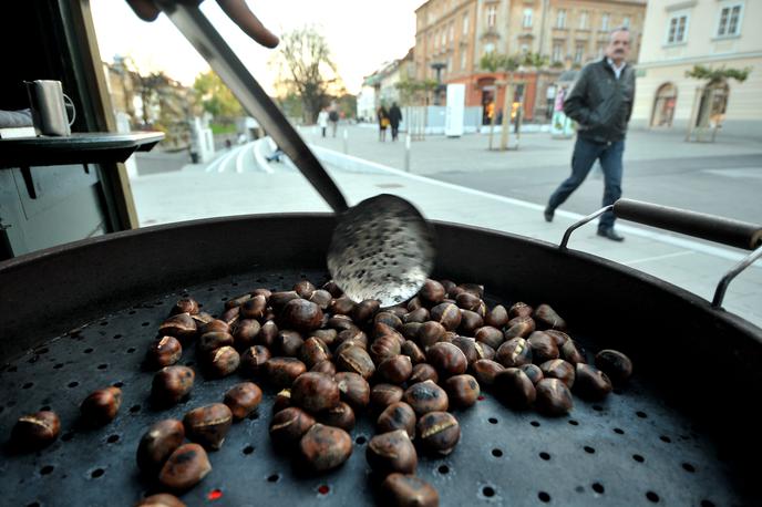 kostanj, Ljubljana | Cena male merice pečenega kostanja v Ljubljani stane v povprečju štiri evre. | Foto STA