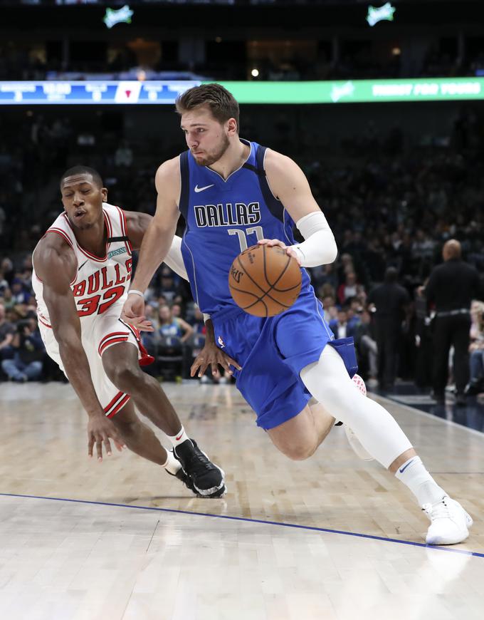 Kris Dunn (Chicago) med pokrivanjem Luke Dončića | Foto: Reuters