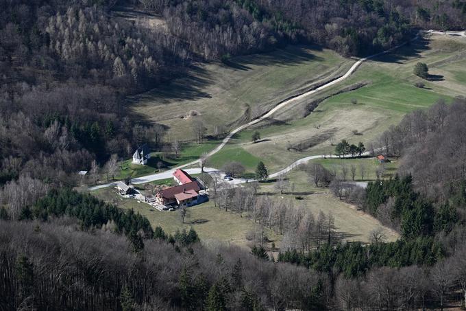 Pogled s stolpa na planinski dom Na Ravni | Foto: Matej Podgoršek