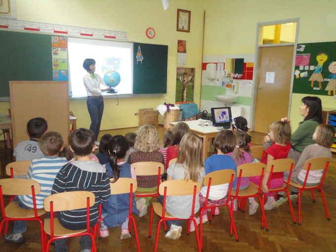 Svojo državo je že večkrat predstavila v slovenskih vrtcih. | Foto: osebni arhiv/Lana Kokl