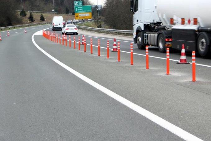 Dars je stebričke postavil marca, novembra pa so jih že odstranili. | Foto: DARS/zajem zaslona