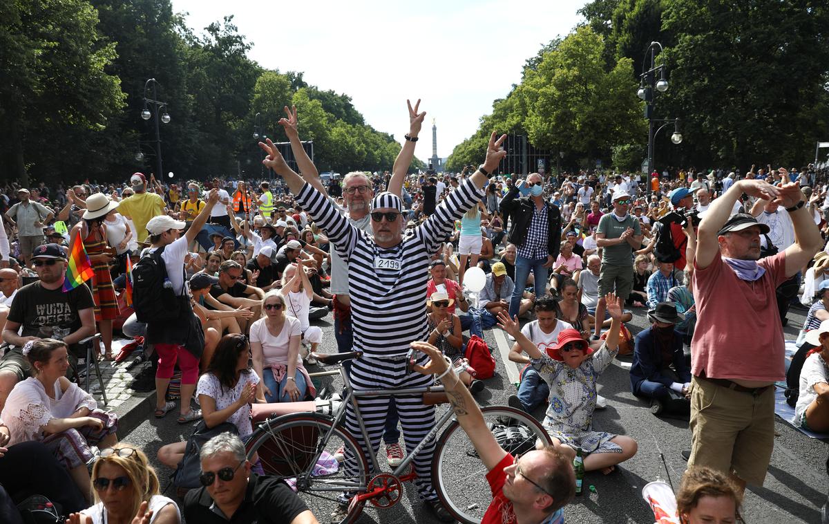 Protest proti koronavirusnim omejitvam v Berlinu | Prejšnji mesec so veliko pozornosti vzbudili tudi množični protesti proti "koronavirusni diktaturi" v Berlinu.  | Foto Reuters