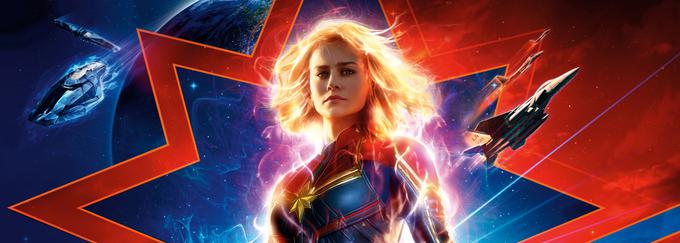 Film spremlja osebnostno potovanje Carol Danvers (Brie Larson) in njeno preobrazbo v eno od najmočnejših superjunakinj. Medtem ko galaktični spopad med sovražnima rasama doseže tudi Zemljo, se Carol pridruži peščici zaveznikov v središču vojne vihre. │ © 2019 Marvel | Foto: 