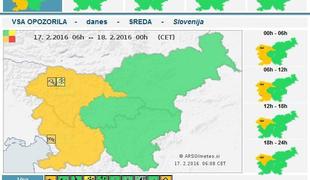 Sneg se oprijemlje cestišč, povečana nevarnost plazov