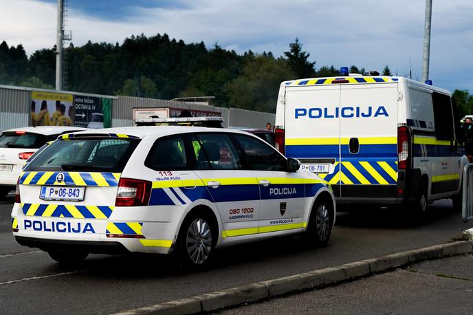 policija, policijsko vozilo | Policisti trenutno še vedno zbirajo obvestila in ugotavljajo dodatne okoliščine, saj sumijo, da je isti osumljenec vpleten še v vsaj 25 istovrstnih kaznivih dejanj.  | Foto STA