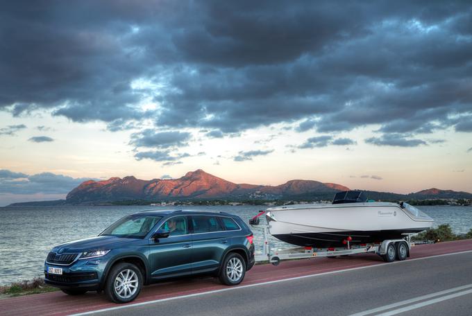 Vleče lahko 2,5 tone težko prikolico in ponuja aktivnega pomočnika za vzvratno vožnjo prikolice. | Foto: Škoda