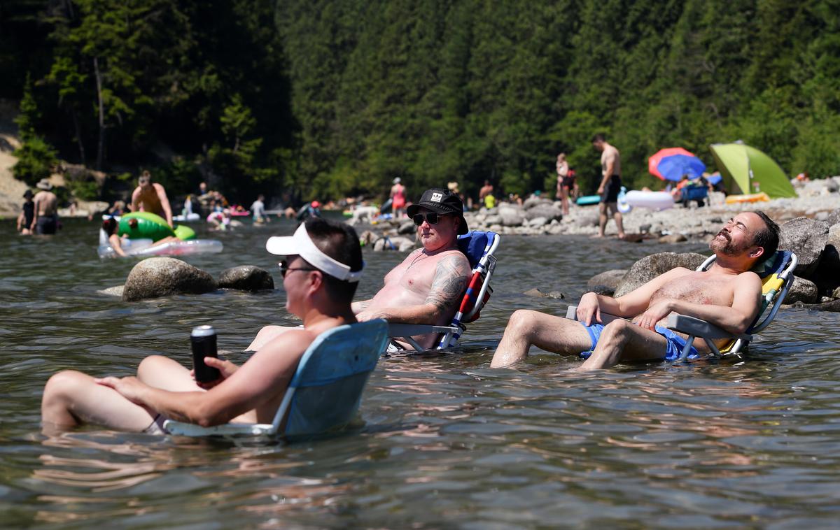 vročina Kanada | Slovenijo bo danes prvič letos zajel vročinski val, v večini države se bodo temperature po poldnevu povzpele nad 30 stopinj Celzija. Najvišje bodo na jugovzhodu, in sicer do 34 stopinj Celzija. Agencija za okolje (Arso) je zato med 14. in 21. uro izdala rumeno opozorilo za vso državo. V osrednji in severovzhodni Sloveniji pa svari tudi pred močnejšimi vetrovi. Na fotografiji Kanada in hlajenje v vodi.  | Foto Reuters