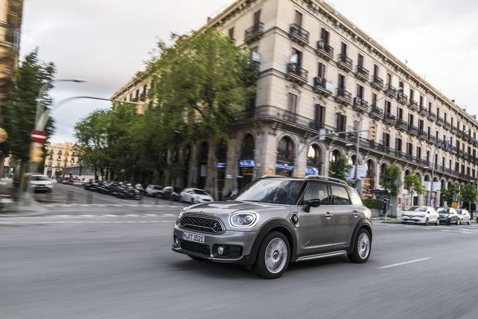 Odbrzite v službo na elektriko in pobegnite iz mesta ob koncu tedna. Električni MINI Countryman ima odlične vozne lastnosti, tudi če si spotoma izmislite nov cilj. Skrenite z utrjene asfaltne ceste in odkrijte pravo terensko naravo modela Countryman. | Foto: 