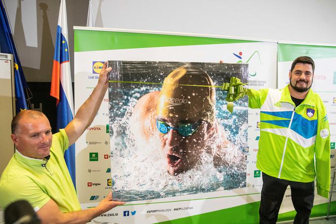 Gregor Gračner, podpredsednik Zveze za šport invalidov, je Đuriću izročil spominsko fotografijo. Tudi ta je delo fotografa Vida Ponikvarja.  | Foto: Vid Ponikvar