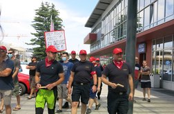 Na protestnem shodu proti odpuščanjem v Fraportu #video