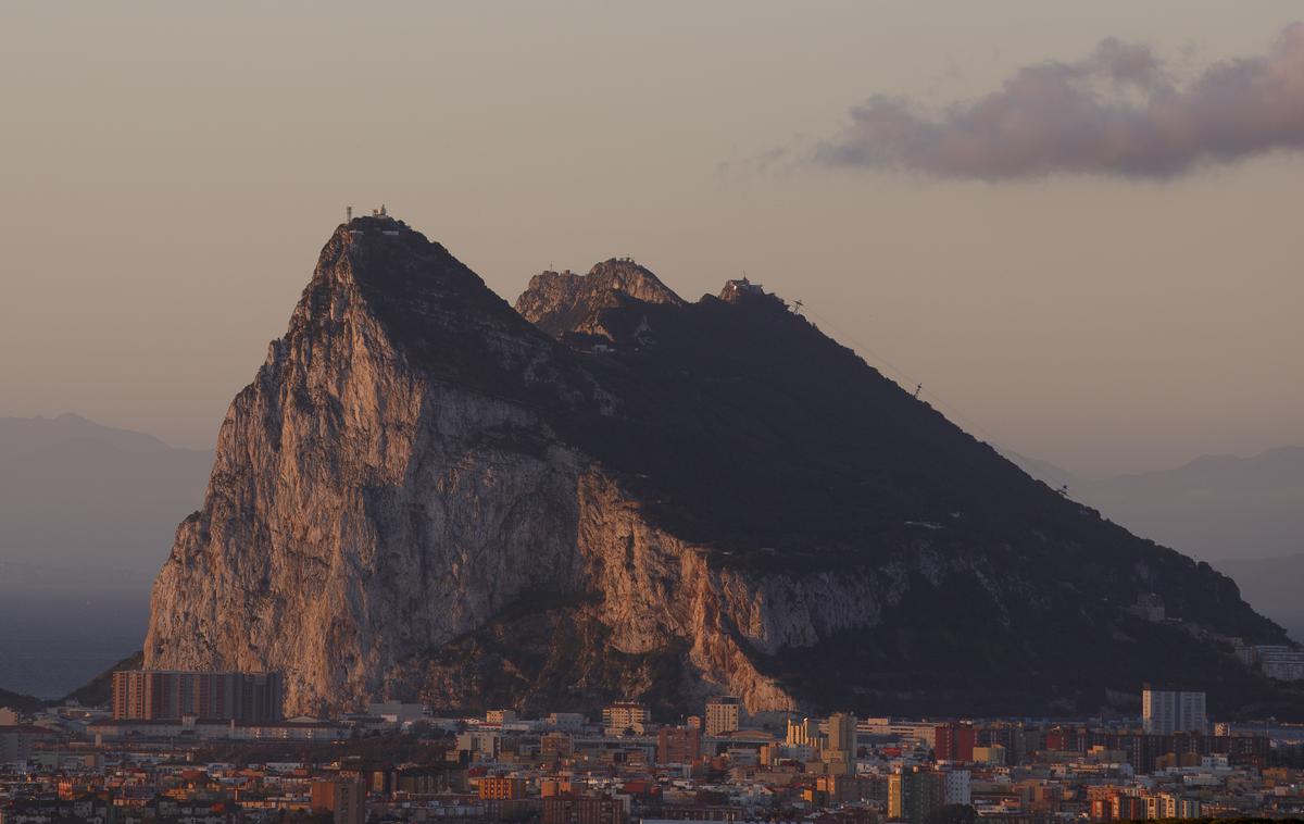 Gibraltar | Gibraltar je čezmorsko ozemlje Združenega kraljestva in Severne Irske, ki ga obkroža špansko ozemlje. Ima velik strateški pomen, saj Gibraltarska ožina povezuje Evropo in Afriko. | Foto Getty Images