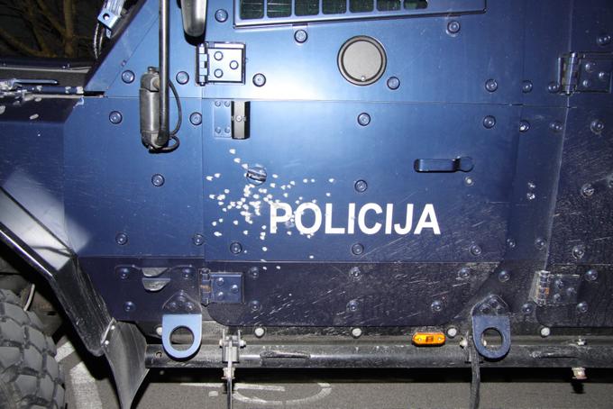 Osumljeni je večkrat ustrelil v smeri policijskih vozil in jih poškodoval. | Foto: Policija