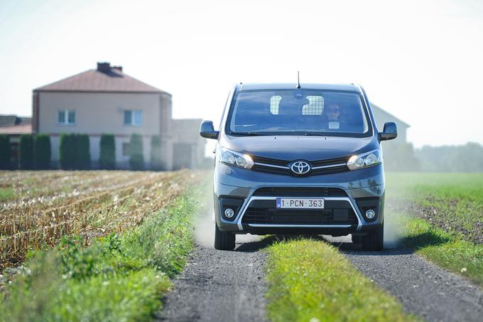 Pri Toyoti priznavajo, da ima štirikolesni pogon v segmentu lahkih gospodarskih vozil velik pomen. V preteklosti so na račun njega že beležili dobre prodajne rezultate, zlasti na območjih z zahtevnimi vremenskimi razmerami. | Foto: Jure Gregorčič