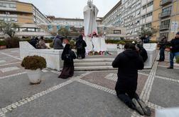 V zadnjem poročilu o papeževem zdravju tega ne omenjajo več